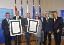 Über die Auszeichnung UNESCO-Weltnaturerbe freuen sich Direktor Erich Mayrhofer (Nationalpark Kalkalpen), Oberösterreichs LH-Stellvertreter Michael Strugl, Niederösterreichs LH-Stellvertreter Stephan Pernkopf, Landeshauptfrau Johanna Mikl-Leitner, Gerhard Heilingbrunner, ehemaliger Präsident des Umweltdachverbandes, Geschäftsführer Christoph Leditznig (Wildnisgebiet Dürrenstein) und Bundesminister Andrä Rupprechter (v.l.n.r.)