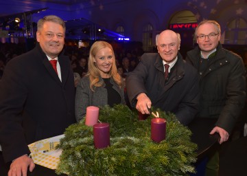 Entzünden der ersten Kerze des Adventkranzes: Bundesminister DI Andrä Rupprechter, Schauspielerin, Kabarettistin und ORF-Moderatorin Mag. Verena Scheitz, Landeshauptmann Dr. Erwin Pröll und Landesrat Dr. Stephan Pernkopf. (v.l.n.r.)