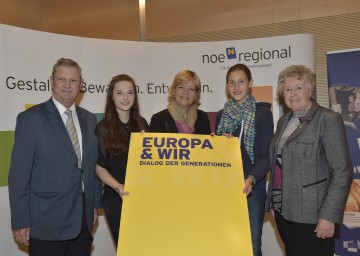 Diskutierten zum Thema Europäische Union: Franz Kranzl, Obmann des Seniorenbundes Bezirk Tulln, Valerie-Claire Überbacher, Schülerin am BRG Kremszeile, Landesrätin Mag. Barbara Schwarz, Michaela Schön, Schülerin am BRG Kremszeile und Teilnehmerin Marlene Philippi. (v.l.n.r.)
