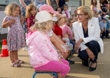 Landeshauptfrau Johanna Mikl-Leitner mit Kindergartenkindern.