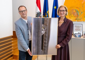 Landeshauptfrau Johanna Mikl-Leitner gratulierte Josef Stefan, Wildlife Photographer of the year.