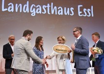 Unter großem Applaus der Gäste überreichte Landeshauptfrau Johanna Mikl-Leitner die Top-Wirt Auszeichnung an Philipp Essl vom Landgasthaus Essl. Mit ihm auf der Bühne seine Marie-Theres Weichslbaum, es gratulierten auch der Obmann der NÖ Wirtshauskultur Harald Pollak und Michael Duscher, Geschäftsführer NÖ Werbung (re.). Moderator des Abends war (li.) Rainer Pariasek.