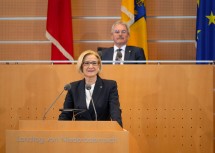 Man wolle „aufeinander zugehen und versuchen, Gegner wieder zusammenzuführen“ sagte die Landeshauptfrau in ihrer Rede.