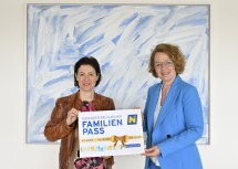 Ausflugstipps mit dem NÖ Familienpass: Familien-Landesrätin Christiane Teschl-Hofmeister und Barbara Trettler, Geschäftsführerin der NÖ Familienland GmbH, freuen sich über die zahlreichen Vergünstigungen bei Ausflügen mit dem NÖ Familienpass.