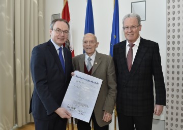 Umwelt-Landesrat Dr. Stephan Pernkopf (links) und DI Christian Labut (rechts) dankten Josef Grimm (Mitte) für seine langjährige Tätigkeit als Messstellenbeobachter.