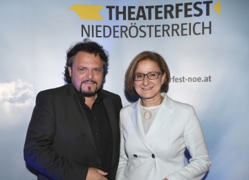 Theaterfest-Obmann Werner Auer mit Landeshauptfrau Johanna Mikl-Leitner.