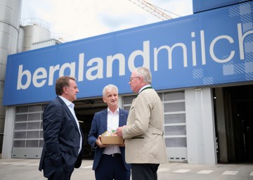 Beim Besuch der Berglandmilch in Aschbach (v.l.): WKNÖ-Präsident Wolfgang Ecker, Berglandmilch-Chef Josef Braunshofer und LH-Stellvertreter Stephan Pernkopf.
