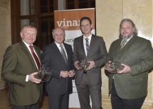 Die Vinaria-Trophy 2016 in der Kategorie \"Reifer Weißwein\" überreichte Landeshauptmann Dr. Erwin Pröll (2.v.l.) an Franz Hirtzberger aus Spitz (Silber), Herwig Jamek vom Weingut Jamek aus Weißenkirchen (Gold) und Bernhard Ott vom Weingut Ott aus Feuersbrunn (Bronze). (v.l.n.r.)