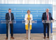 Landeshauptfrau Johanna Mikl-Leitner bei der Pressekonferenz mit LH-Stellvertreter Franz Schnabel und Landesrat Gottfried Waldhäusl.