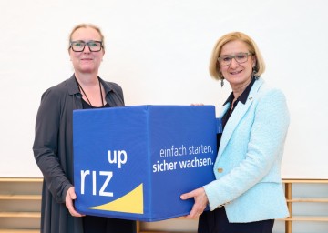 Landeshauptfrau Johanna Mikl-Leitner und RIZ UP-Geschäftsführerin Petra Patzelt freuen sich über 16.500 Beratungen im Jahr 2024 (v.r.n.l.)
