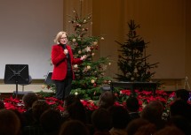 Landeshauptfrau Johanna Mikl-Leitner auf der Bühne beim Grafenegger Advent: „Hier werden unser Miteinander, unsere Traditionen und unser Brauchtum spürbar.“