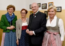 Dorothea Draxler, Geschäftsführerin der Kulturregion Niederösterreich, Waltraude Sporrer, die einst die Volksschule von Radlbrunn besuchte, Landeshauptmann Dr. Erwin Pröll und Gattin Elisabeth Pröll, Präsidentin von „Hilfe im eigenen Land“, in der nachgebauten Volksschule von Radlbrunn und der heutigen „Schule der Regionen“. (v.l.n.r.)