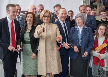 Neu gestalteter Standort für Autohaus Senker in Ybbs an der Donau feierlich eröffnet durch Niederlassungsleiter Thomas Schwarz, Gertraud Senker, Landeshauptfrau Johanna Mikl-Leitner, Geschäftsführer Harald Heiß, Ilse Senker und Natascha Rafaella Plank (v.l.n.r.)