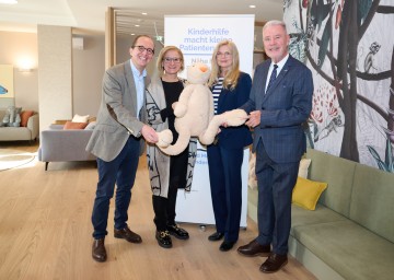 (von links): Nikolaus Piza, Aufsichtsratsvorsitzender der Ronald McDonald Kinderhilfe und Managing Director von McDonald’s Österreich, mit Landeshauptfrau Johanna Mikl-Leitner, Karin Schmidt, Vorstand der Ronald McDonald Kinderhilfe und Bürgermeister Klaus Schneeberger.