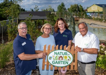 (v.l.n.r.) Adi Weingast, Landeshauptfrau Johanna Mikl-Leitner, Prokuristin Michaela Stix und Geschäftsführer Wolfgang Stix im „Natur im Garten“ Schaugarten „World of STYX“.