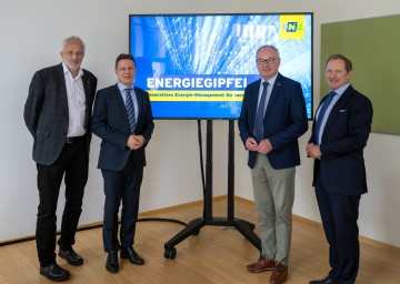 Im Bild von links nach rechts: Geschäftsführer Franz Angerer (Österreichische Energieagentur), Univ. Prof. MMag. Dr. Daniel Varro (Univ. f. Weiterbildung Krems), LHStv. Stephan Pernkopf und Vorstand Prof. DI Dr. Alfons Haber (E-Control)