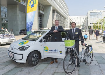 Im Bild von links nach rechts: Energie-Landesrat Dr. Stephan Pernkopf mit dem Geschäftsführer der Energie- und Umweltagentur NÖ (eNu) Dr. Herbert Greisberger.