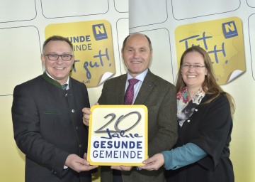 Gernot Haupt, Bürgermeister von Marchegg, Landeshauptmannstellvertreter Mag. Wolfgang Sobotka und Mag. Gudrun Berger, Bürgermeisterin von Furth bei Göttweig, präsentierten 20 Jahre „Gesunde Gemeinde“ in Niederösterreich (von links nach rechts).