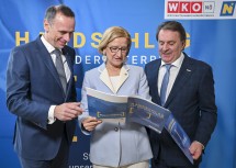 (v.l.) Landesrat Jochen Danninger, Landeshauptfrau Johanna Mikl-Leitner und WKNÖ Präsident Wolfgang Ecker mit dem Folder zum Arbeitsprogramm „Handschlag für Niederösterreich“, das die vier Themenschwerpunkte Bildung & Beschäftigung, Regional & International, Energie & Umwelt und Digitalisierung & Innovation umfasst.