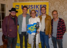 Landeshauptfrau Johanna Mikl-Leitner mit der Luke Andrews Band, die von Musikweltstar Simply Red als Vorband für die Europatournee engagiert wurde.