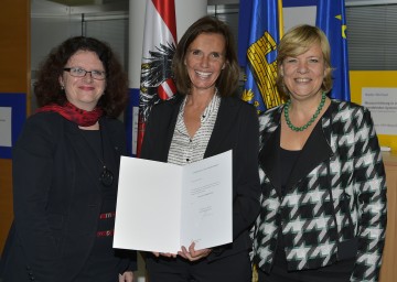 Berufsschulinspektorin Doris Wagner, Silvia  Benckendorff, Absolventin und stellvertretende Leiterin der Landesberufsschule Theresienfeld, und Bildungs-Landesrätin Mag. Barbara Schwarz. (v.l.n.r.)