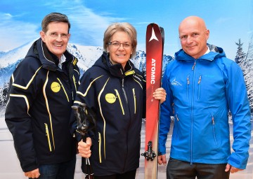 Im Bild von links nach rechts: Christoph Madl, Geschäftsführer der Niederösterreich-Werbung, Tourismus- und Wirtschaftslandesrätin Petra Bohuslav und Michael Reichl, Vorsitzender der Fachvertretung Seilbahnen in der Wirtschaftskammer Niederösterreich