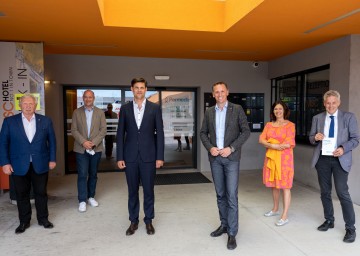 v.l.n.r. Neunkirchner Bürgermeister Herbert Osterbauer, accent GF Michael Moll, Permedio GF Stefan Wöhrer, Wirtschaftslandesrat Jochen Danninger, Media Shop GF Katharina Schneider, Landtagsabgeordneter Hermann Hauer