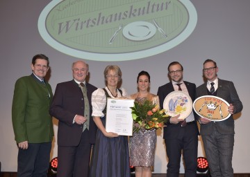 Der Bärenhof Kolm in Arbesbach ist Top-Wirt des Jahres 2015. Im Bild NÖ Werbung-Geschäftsführer Prof. Christoph Madl, Landeshauptmann Dr. Erwin Pröll, Landesrätin Dr. Petra Bohuslav, Sabine Kolm, Michael Kolm und Wirtshauskultur-Obmann Harald Pollak (v. l. n. .r.)