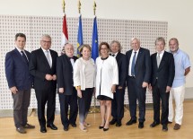 Nach der Unterzeichnung des Territorialen Beschäftigungspaktes: Thomas Salzer, Präsident der Industriellenvereinigung Niederösterreich, Mag. Alfred Riedl, Präsident des NÖ Gemeindebundes (VPNÖ), Mag. Karl Fakler, Landesgeschäftsführer des AMS Niederösterreich, KommR Sonja Zwazl, Präsidentin der Wirtschaftskammer Niederösterreich, Landeshauptmann-Stellvertreterin Mag. Johanna Mikl-Leitner, Mag. Manfred Rötzer, Leiter der Landesstelle des Sozialministeriumservice Niederösterreich, Mag. Johann Heuras, Präsident des Landesschulrats für Niederösterreich, Günter Mayer, stellvertretender Direktor der Arbeiterkammer Niederösterreich, und Mag. Ewald Buschenreiter, Direktor des Gemeindevertreterverbandes Niederösterreich (SPNÖ). (v.l.n.r.)