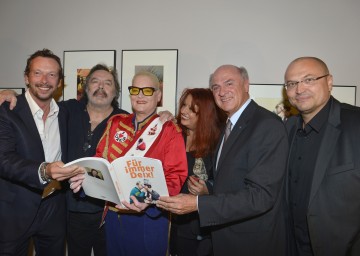 \"Für immer Deix\" im Karikaturmuseum Krems: Robert Kratky, Manfred Deix, Hella von Sinnen, Marietta Deix, Landeshauptmann Dr. Erwin Pröll, Museumsdirektor Gottfried Gusenbauer (v. l. n. r.)