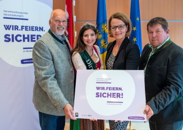 Präsentierten das neue Gütesiegel „Wir.feiern.sicher!“: Bürgermeister Kurt Wittmann (Obmann der Regionalplanungsgemeinschaft Pielachtal; Rabenstein), Dirndlprinzessin Veronika Harm, Jugend-Landesrätin Christiane Teschl-Hofmeister und Bürgermeister Arthur Rasch (Hofstetten-Grünau) (v.l.n.r.).
