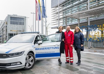 Landeshauptfrau Johanna Mikl-Leitner, Landesrätin Ulrike Königsberger-Ludwig und der Präsident der Österreichischen Wasserrettung - Landesverband Niederösterreich Markus Schimböck, freuen sich über die Erhöhung der jährlichen Förderung.
