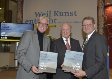 Buchpräsentation \"Weil Kunst entsteht - Wirk(stätten) in Niederösterreich\": Mag. Carl Aigner, Direktor des Landesmuseums Niederösterreich, Landeshauptmann Dr. Erwin Pröll und Mag. Hermann Dikowitsch, Leiter der Abteilung Kunst und Kultur im Amt der NÖ Landesregierung. (v.l.n.r.)