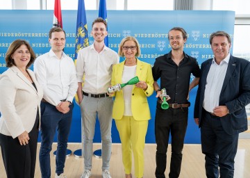 vlnr. Doris Agneter, GF tecnet equity, Clemens Weisgram und Moritz Nowak, GATESpace, LH Johanna Mikl-Leitner, Taras Weinl, GATESpace, Präsident WKNÖ Wolfgang Ecker