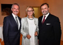 Landtagspräsident a. D. Hans Penz mit Landeshauptfrau Johanna Mikl-Leitner und Nachfolger Landtagspräsident Karl Wilfing.

