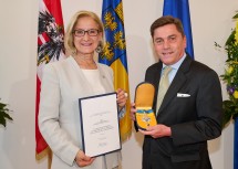 Hofrat Dr. Helmut Wohnout, Generaldirektor des Österreichischen Staatsarchives, erhielt das „Silberne Komturkreuz des Ehrenzeichens für Verdienste um das Bundesland Niederösterreich“.