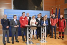 Von links nach rechts: der Präsident der Wasserrettung NÖ Markus Schimböck, Landesrat Ludwig Schleritzko, der Präsident des Roten Kreuzes Josef Schmoll, Landesrat Martin Eichtinger, Landeshauptfrau Johanna Mikl-Leitner, der Präsident des Samariterbundes NÖ Hannes Sauer, der Landesleiter der Höhlenrettung NÖ Stephan Wolfram, Landesrätin UIrike Königsberger-Ludwig, der Geschäftsführer der Johanniter NÖ-Wien, Robert Brandstetter, Sanitätsrat Anton More von den Sozialmedizinischen Diensten, Landesgeschäftsführer Lukas Turk von der Bergrettung NÖ-Wien und der Geschäftsführer der ÖAMTC-Flugrettung Reinhard Kraxner.