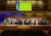 Landeshauptfrau Johanna Mikl-Leitner inmitten der Lehrlinge beim Netzwerktreffen im Auditorium Grafenegg.