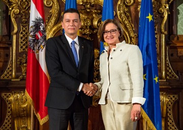 Rumäniens Premierminister Sorin Grindeanu und Landeshauptfrau Johanna Mikl-Leitner nach der Pressekonferenz im Rittersaal des Palais Niederösterreich in Wien (v.l.n.r.)
