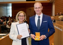 Landeshauptfrau Johanna Mikl-Leitner überreichte das „Große Goldene Ehrenzeichen für Verdienste um das Bundesland Niederösterreich“ an Oberst Martin Blaha, ehemaliger Direktor des Feuerwehr- und Rettungsdienstes des Kreises Bratislava.