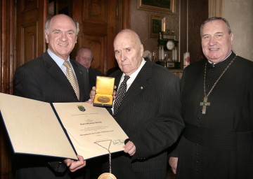 Landeshauptmann Dr. Erwin Pröll überreichte die \"Ehrenplakette des Landes Niederösterreich\" an Prof. Kurt Dieman-Dichtl (in Bildmitte). Im Bild auch Maximilian Fürnsinn, Probst des Stiftes Herzogenburg, wo die Überreichung stattfand.