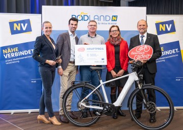 (v.l.n.r.) Geschäftsführerin Radland Niederösterreich Susanna Hauptmann, LH-Stellvertreter Udo Landbauer, die Gewinner der Hauptpreise Harald K. aus Zellendorf und Karin G. aus Guntersdorf und Bernhard Lackner, Vorstandsdirektor NV.