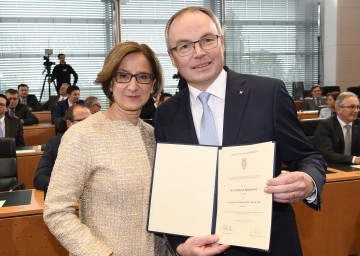 Die neue Landeshauptfrau Mag. Johanna Mikl-Leitner und ihr Stellvertreter Dr. Stephan Pernkopf mit dem Ernennungsdekret (v.l.n.r.)