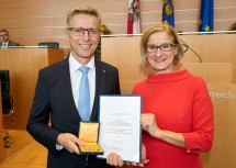Ehrenzeichen-Überreichung im NÖ Landhaus: Im Bild Landeshauptfrau Johanna Mikl-Leitner mit Kommerzialrat Helmut Schwarzl, Geschäftsführer der Geberit Produktions GmbH, und seinem „Großen Goldenen Ehrenzeichen für Verdienste um das Bundesland Niederösterreich“.