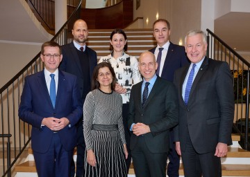 Landesarbeitsreferenten Konferenz in Mauerbach. Im Bild von links nach rechts: Landesrat Markus Achleitner, Landesrat  Marco Tittler, Landesrätin Doris Kampus, Landesrätin Astrid Mair, Bundesminister Martin Kocher,  Landesrat Leonhard Schneemann und Landesrat Martin Eichtinger