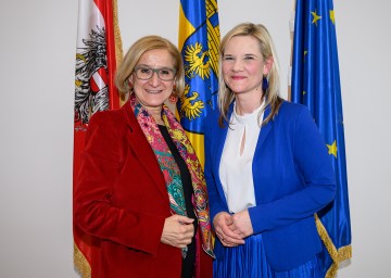 Landeshauptfrau Johanna Mikl-Leitner und Tamara Ofenauer-Haas, Geschäftsführerin des MKM Musik & Kunst Schulen Management Niederösterreich.