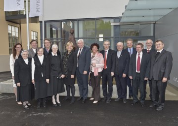 Eröffnung des Zubaus des Mary Ward-Privat- und Oberstufenrealgymnasiums in St. Pölten: Bildungs-Landesrätin Mag. Barbara Schwarz und Landesschulratspräsident Mag. Johann Heuras (Mitte) mit Schul- und Ordensvertreterinnen und  -vertretern sowie Ehrengästen vor dem neuen Schulgebäude und der Mary Ward-Statue.