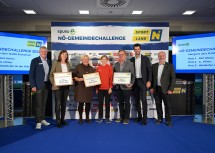 Siegerehrung in der Kategorie „über 10.000 Einwohner“: (v.l.) Franz Pichler (Geschäftsführer spusu), Julia Winkler, Anita Tretthann, Lara Dunkler, Heinz Hauptmann, LH-Stellvertreter Udo Landbauer, Josef Balber (Vizepräsident NÖ Gemeindebund).