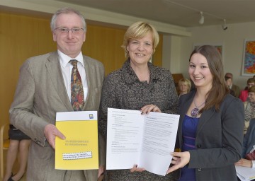 Dr. Otto Huber, Leiter der Gruppe Gesundheit und Soziales beim Amt der NÖ Landesregierung, Sozial-Landesrätin Mag. Barbara Schwarz und Trainee Karin Pesavento bei der Präsentation des neuen Traineeprogramms für NÖ Landespflegeheime (v.l.n.r.).