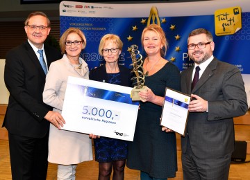 Übergabe des „Vorsorgepreises europäischer Regionen“ für das Projekt „Dementievriendelijk Roermond“ (Niederlande) an Betty Wilms (Mitte) und Lei Janssens (2.v.r.) von der Stadt Roermond durch Sponsor Günther Ofner, Vorstandsdirektor der Flughafen Wien-AG, Landeshauptfrau Johanna Mikl-Leitner und Landesrat Ludwig Schleritzko (v.l.n.r.)